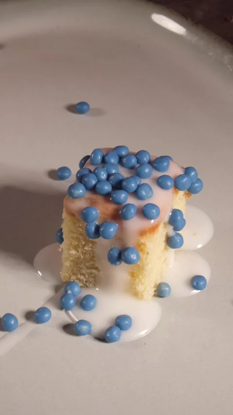 Vertical 4K Blue Crispy Choco Balls Falling on Iced Cake 스톡 동영상 333318616