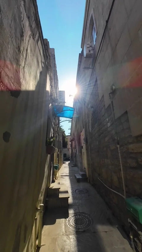 Vertical 4K Cinematic View of Historic Landmarks in Baku Old City 库存影片 339097162
