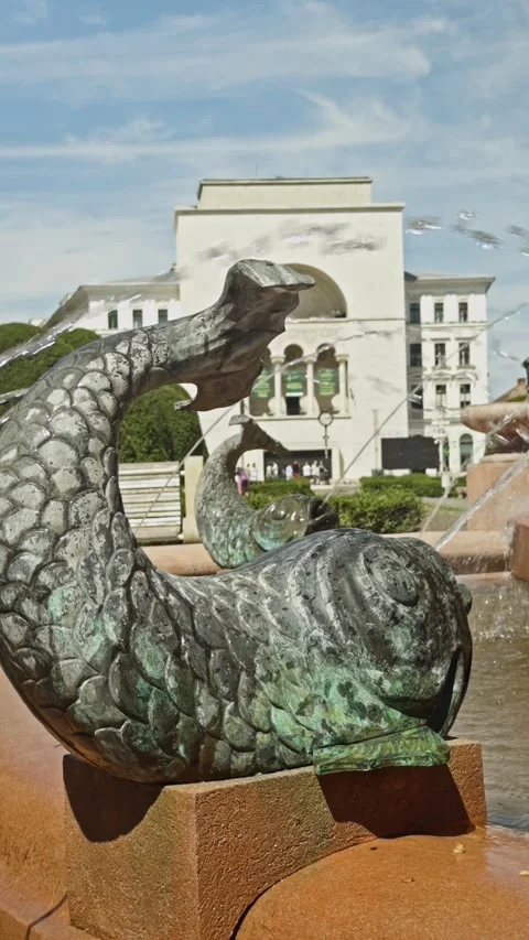 Vertical 4K close-up of the bronze fish statues at the iconic fountain in Видео 339095423
