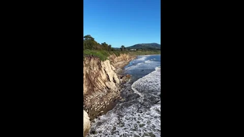 Vertical 4K Close-Up of Coastal Cliffs and Bluffs at Carpinteria Beach 스톡 동영상 325136666