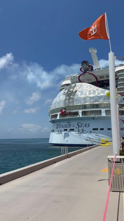 Vertical 4K Close Up Static View Of Wonder Of The Seas Cruise Ship Hull Vídeos de archivo 335548474