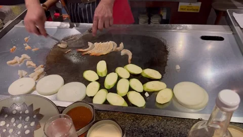 Vertical 4K Close Up Of Teppanyaki Chef Grilling Shrimps On Fire At Benihana Vídeos de archivo 335654670