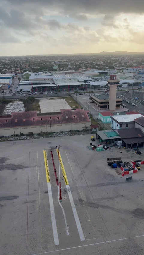 Vertical 4K Cloudy Dawn Aruba Cruise Port View Right To Left Pan Vídeos de archivo 335373277