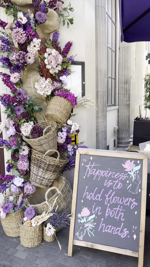 Vertical 4K Editorial Close Up Floral Arch With Quote At Bayley And Sage Vídeos de archivo 335731322