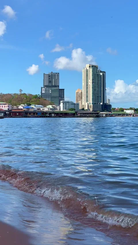 Vertical 4K footage of a beautiful sandy beach with crystal-clear blue ocean und Vídeos de archivo 341301130