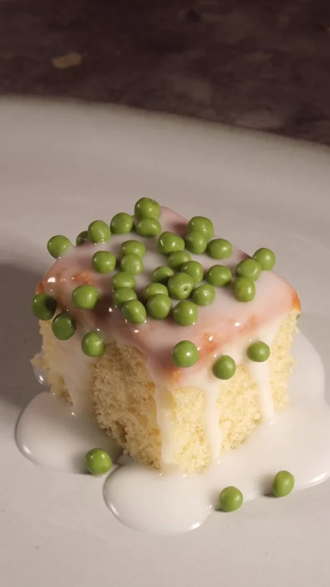 Vertical 4K Green Crispy Choco Balls Falling on Cake 스톡 동영상 333319338