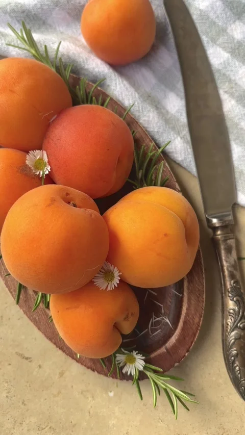 Vertical 4K handheld close up of ripe apricots with vintage knife. 스톡 동영상 337789211