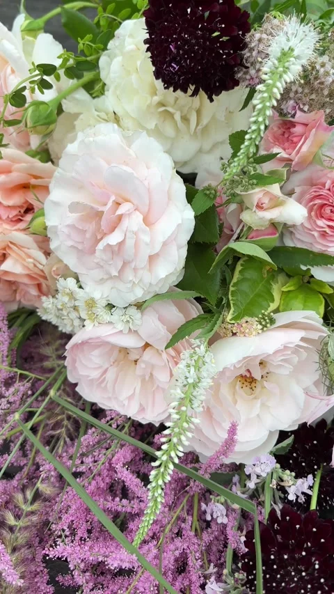 Vertical 4K handheld panning of luxury rustic flower arrangement. 스톡 동영상 337908320