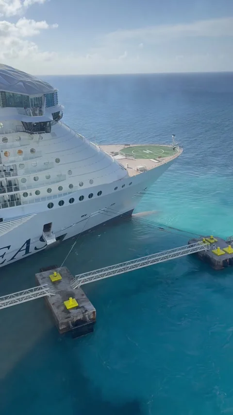 Vertical 4K High Angle View Of Cruise Ship Departing Pier With Churning Water Vídeos de archivo 335550398