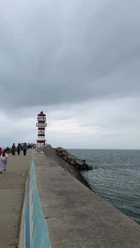 Vertical 4K Iconic Red and White Striped Lighthouse at Shenzhou Peninsula Vídeos de archivo 330988039