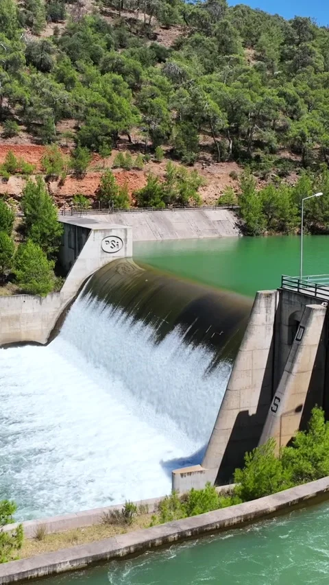 Vertical 4k images of the dam Vidéo 311050892