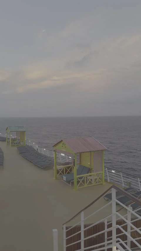 Vertical 4K LOG Cloudy Sea Sunset From Cruise Ship Deck Ungraded Vídeos de archivo 335153152