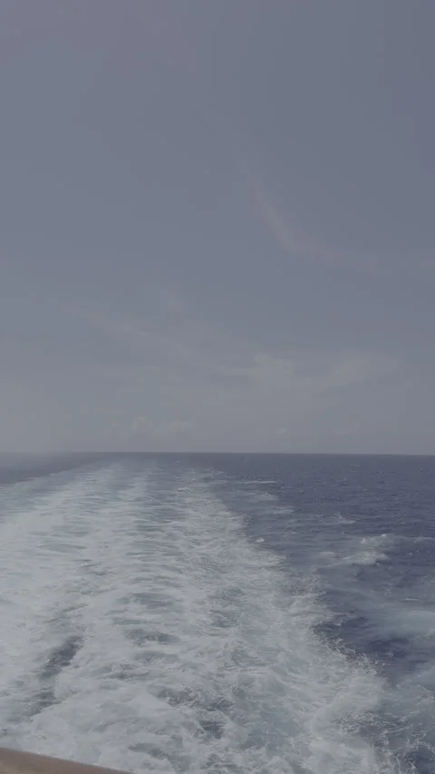 Vertical 4K LOG Powerful Ship Wake Splashing In Ocean Ungraded Vídeos de archivo 335104874