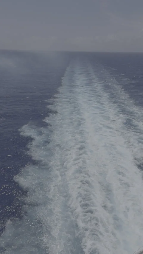 Vertical 4K LOG Powerful Ship Wake Splashing In Ocean Ungraded Vídeos de archivo 335108017