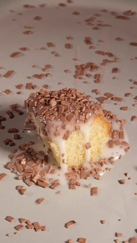 Vertical 4K Milk Chocolate Flakes Falling on Iced Cake 스톡 동영상 333320444