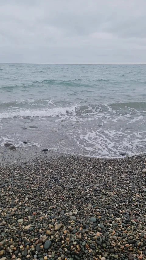 Vertical 4K Ocean Tide with Horizon and Natural Pebble Sound Vidéo 331156372