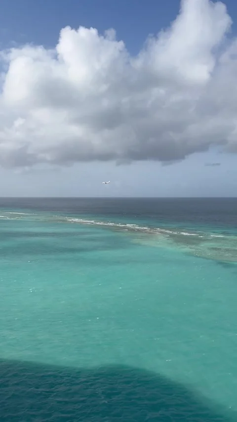 Vertical 4K Overcast Ocean View From Cruise Ship Deck In Aruba Vídeos de archivo 335373255