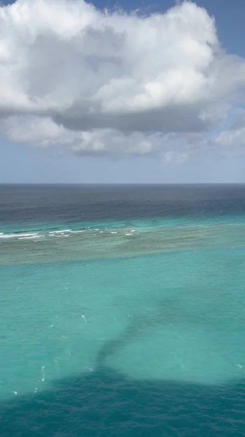 Vertical 4K Overcast Ocean View From Cruise Ship Deck In Aruba Vídeos de archivo 335373256