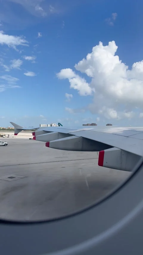 Vertical 4K POV Of Airplane Pushback From Terminal Gate At Miami Airport Vídeos de archivo 335662878