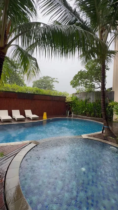 Vertical 4K POV Walking to Resort Swimming Pool in Heavy Rain Vídeos de archivo 336620827