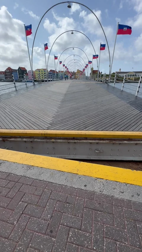 Vertical 4K Queen Emma Bridge Beginning To Open, Close Up Stock-Footage 335281059