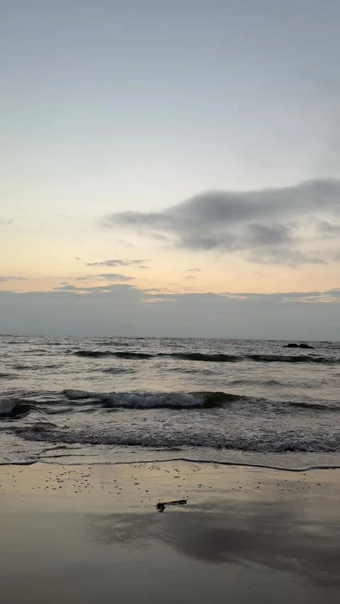 Vertical 4K Red Sunset Ocean and Clouds with Wave ASMR Видео 331973747