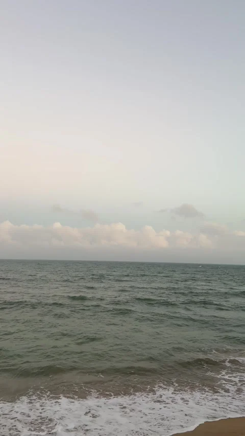 Vertical 4K Rhythmic Sea Waves with Distant Cloud Bank 库存影片 332040406