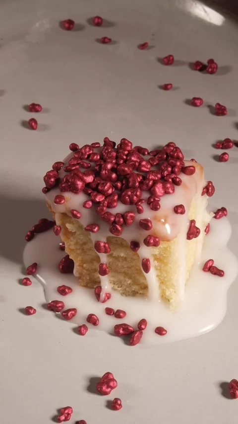 Vertical 4K Ruby Chocolate Pearls Falling on White Iced Cake 스톡 동영상 333320715