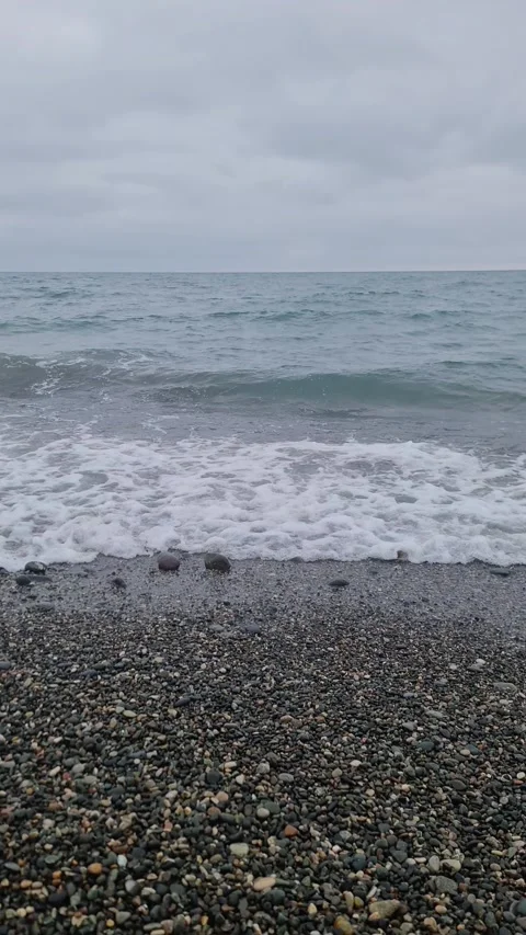 Vertical 4K Sea Wave Rushing Towards Camera on Pebble Beach Vidéo 331154118