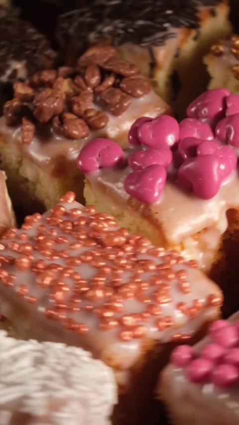 Vertical 4K Slow Motion High Angle Close Up of Decorated Cakes Rotating 스톡 동영상 333319840