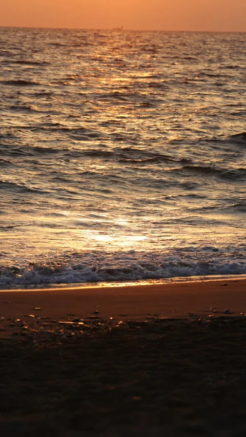 Vertical 4K slow motion of waves on Chigasaki beach at sunset. 60p Видео 328627079