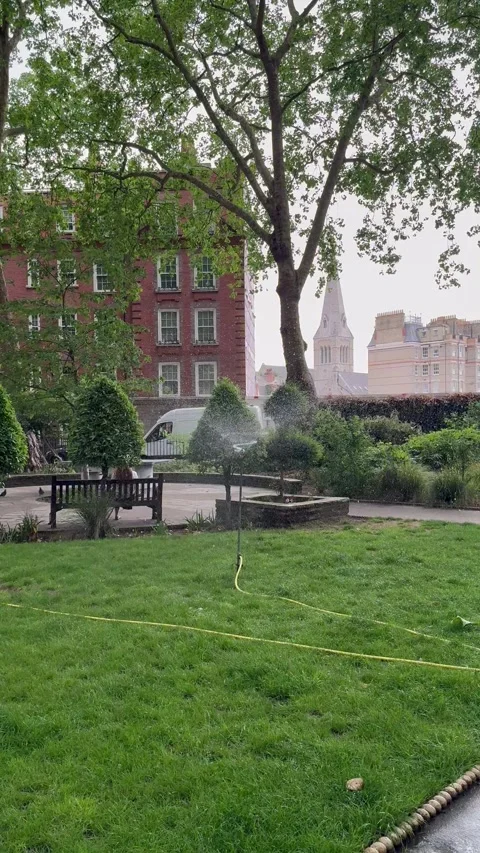 Vertical 4K Static Shot Of Automatic Lawn Sprinkler Spraying Water On Grass Vídeos de archivo 335826794