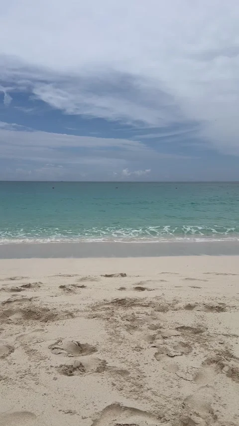 Vertical 4K Static View Of Turquoise Waves On Cabage  Beach Nassau Vídeos de archivo 335107379