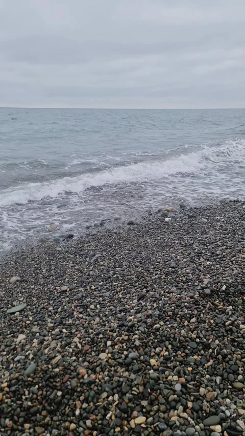 Vertical 4K Stormy Waves from Right with Rolling Pebble Sound ASMR Vidéo 331159394