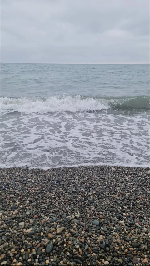 Vertical 4K Strong Sea Wave Rushing Towards Camera with Horizon Vidéo 331158620
