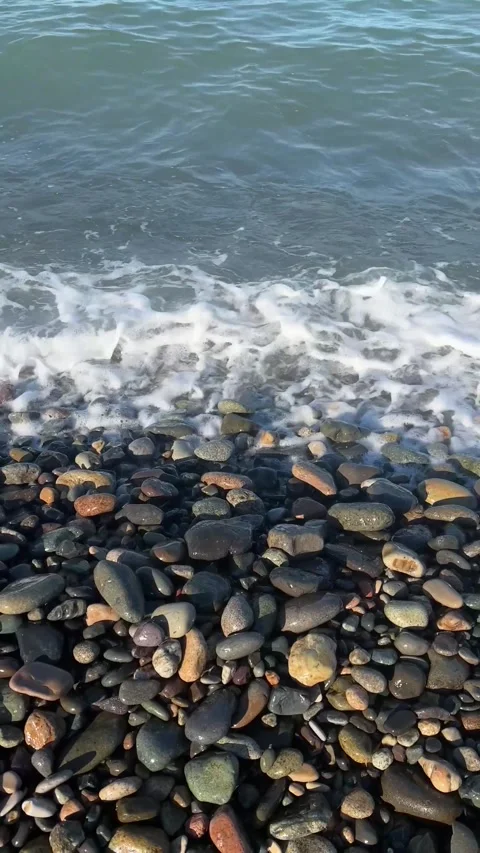 Vertical 4K video. Ocean wave with foam rushes onto shore Video stock 270853367