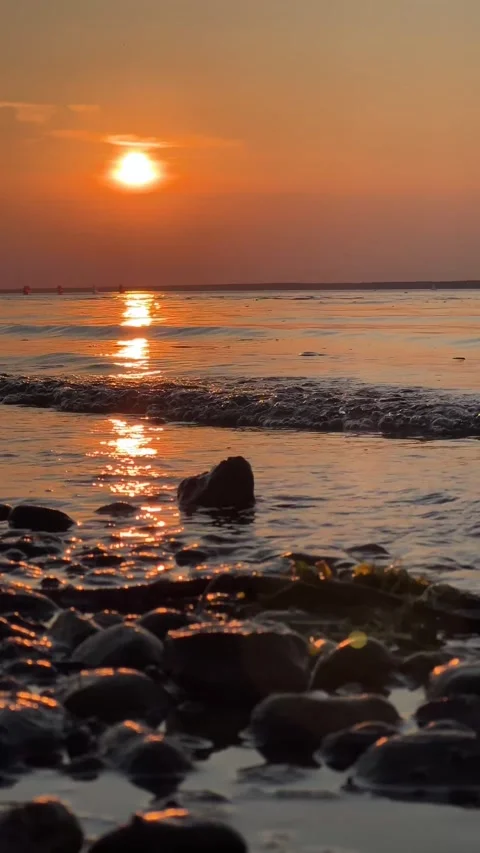 Vertical 4K video. Sunset on sea coast. Evening sunset sun over surface of water Video stock 270240841