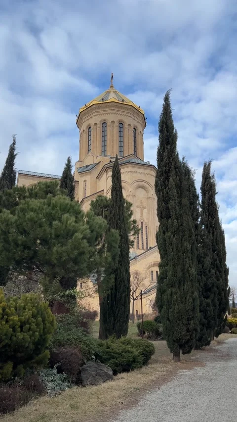 Vertical 4K video. View of Georgian Tbilisi Cathedral of Holy Trinity Vídeos de archivo 233654157