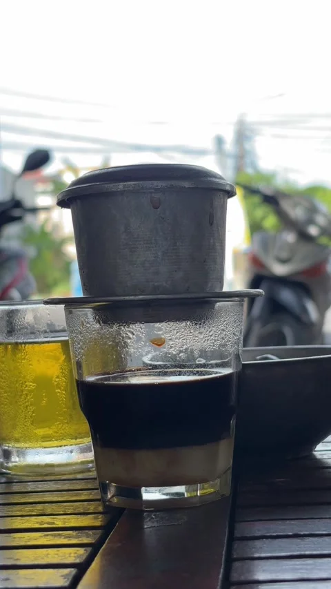 Vertical 4k vietnamese coffee dripping phin 動画素材 336291386