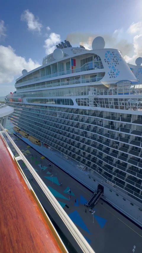 Vertical 4K View From 16th Deck Over Railing As Cruise Ship Starts To Depart Pie Vídeos de archivo 335550388