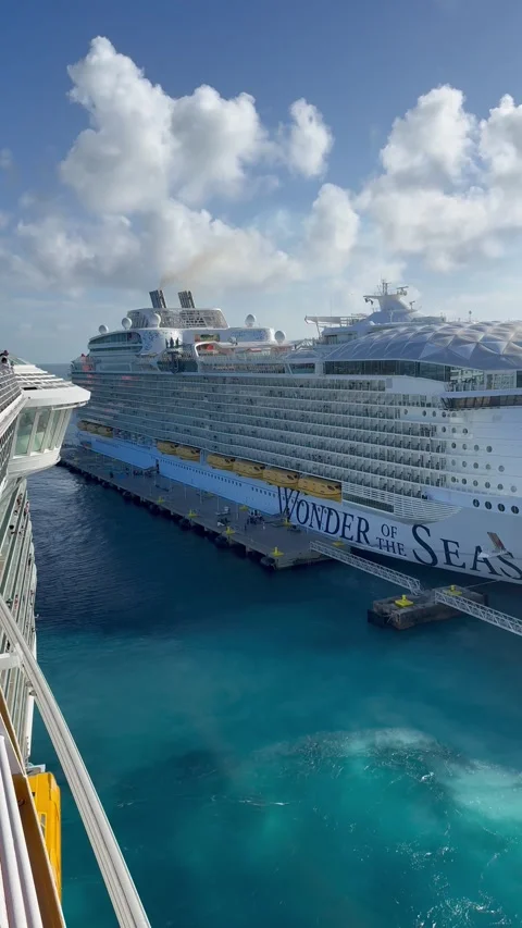 Vertical 4K View From Open Deck Looking Back At Distant Wonder Of The Seas Vídeos de archivo 335550393