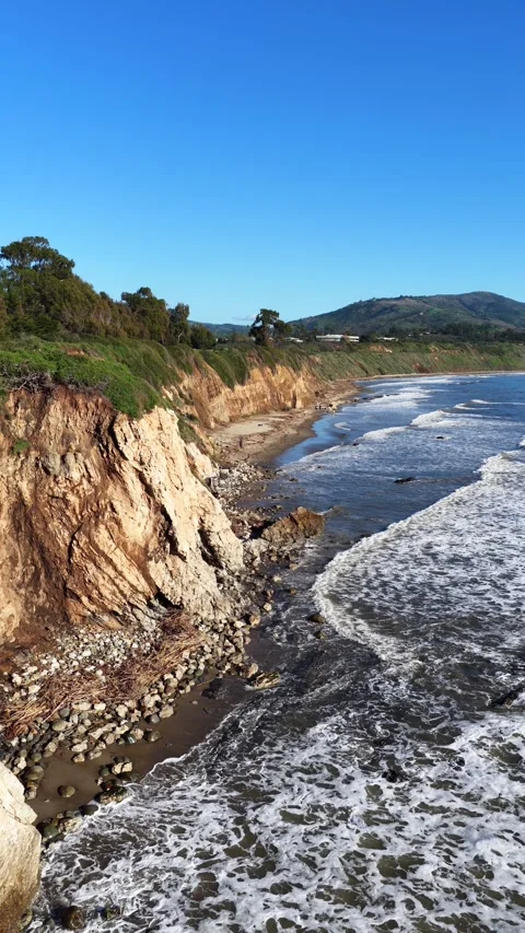 Vertical 6K Flyby of Coastal Cliffs at Carpinteria Beach 스톡 동영상 325098802