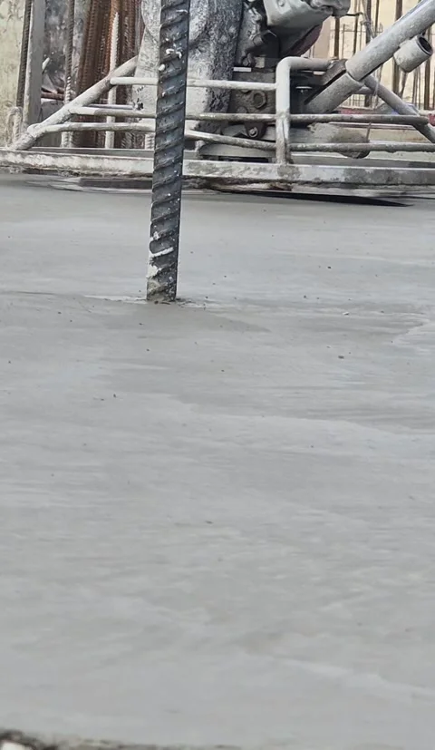 Vertical 9:16 Close-up of Power Trowel Machine on Wet Concrete Vídeos de archivo 331194546