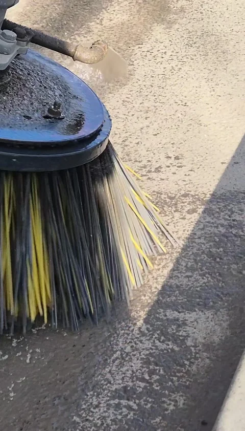 Vertical 9:16 construction sweeper brush cleaning with water spray Vídeos de archivo 330799459
