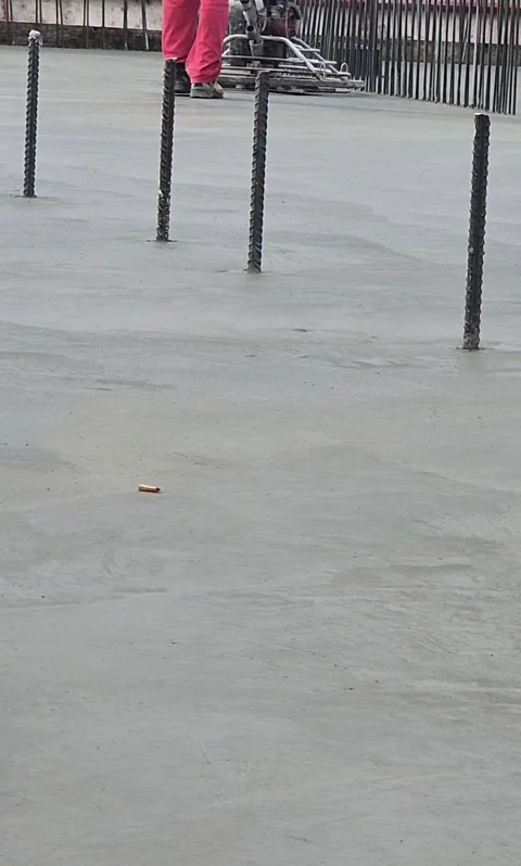 Vertical 9:16 Low Angle Shot of Power Trowel Smoothing Concrete Vídeos de archivo 331194530