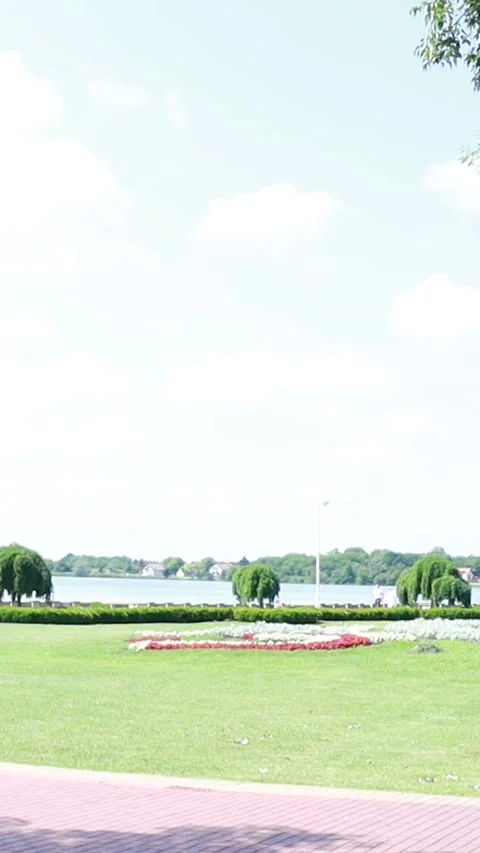 Vertical 9:16 Scenic Park View with Lake Palic in Background Vidéo 333554885