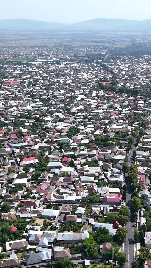 Vertical aerial 4K view of Sheki city surrounded by Caucasus mountains 库存影片 341337349