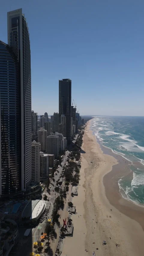 Vertical Aerial Between Surfers Paradise Skyscrapers Vídeo Stock 333973330