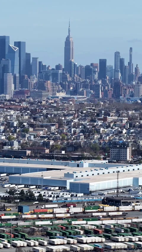 Vertical Aerial Close on Empire State Building From Jersey City Vídeo Stock 344596737