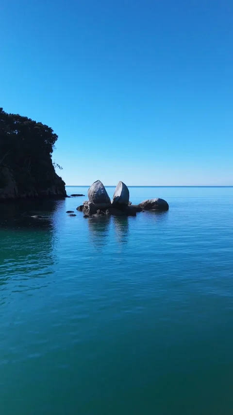 Vertical Aerial Close Up of Split Apple Rock Formation Vídeo Stock 334000471